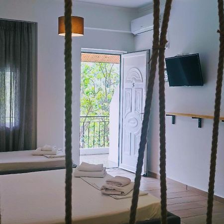 Bed and Breakfast On The Rocks Qeparo Exterior foto