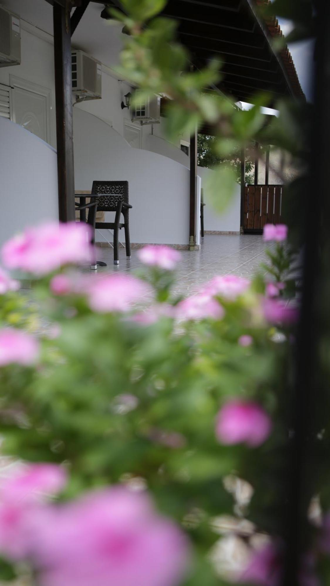 Bed and Breakfast On The Rocks Qeparo Exterior foto