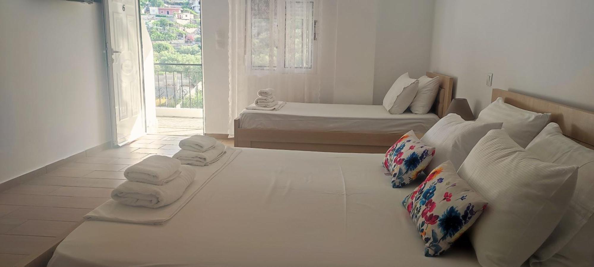 Bed and Breakfast On The Rocks Qeparo Habitación foto