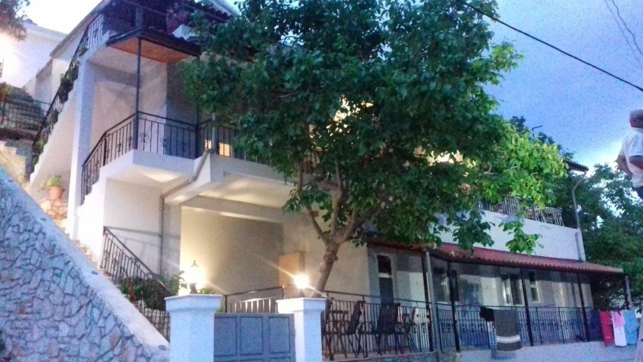 Bed and Breakfast On The Rocks Qeparo Exterior foto